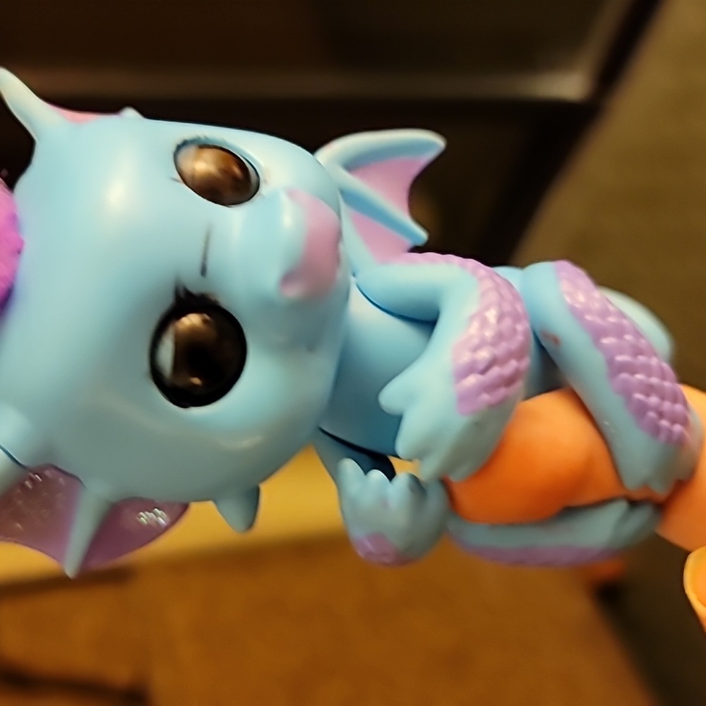 Wow Wee Untamed Fingerlings Baby Glitter Dragon Tara Interactive Electronic toy